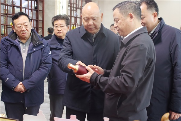 省領(lǐng)導(dǎo)李建中深入沅陵酒業(yè)調(diào)研，助力產(chǎn)業(yè)高質(zhì)量發(fā)展。                                                